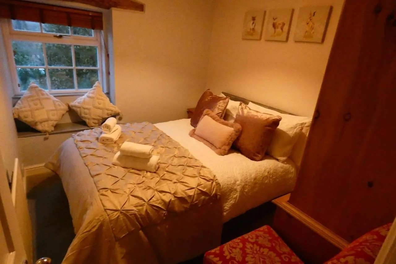 Redfearn Cottage Apperley Bridge 0*,  Великобритания
