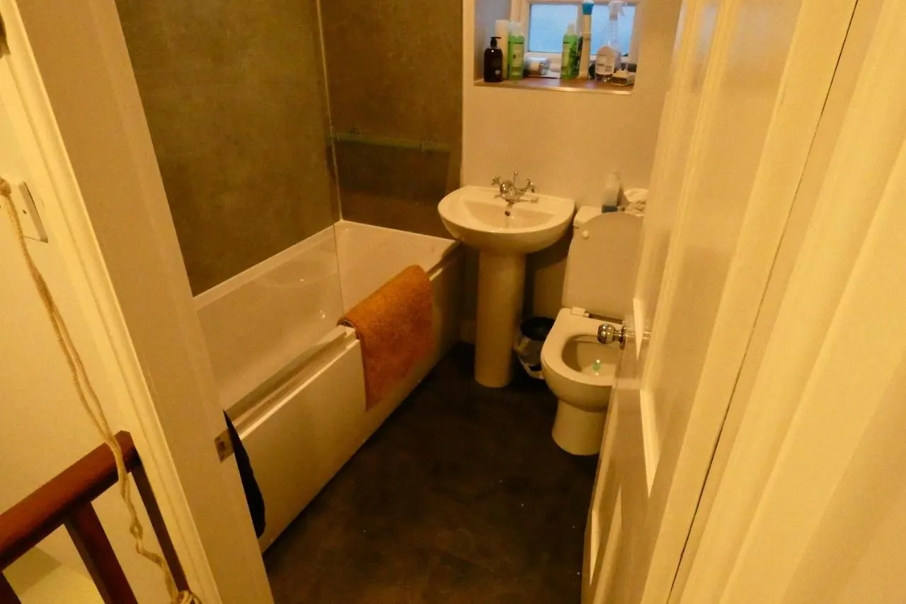Redfearn Cottage Apperley Bridge Великобритания