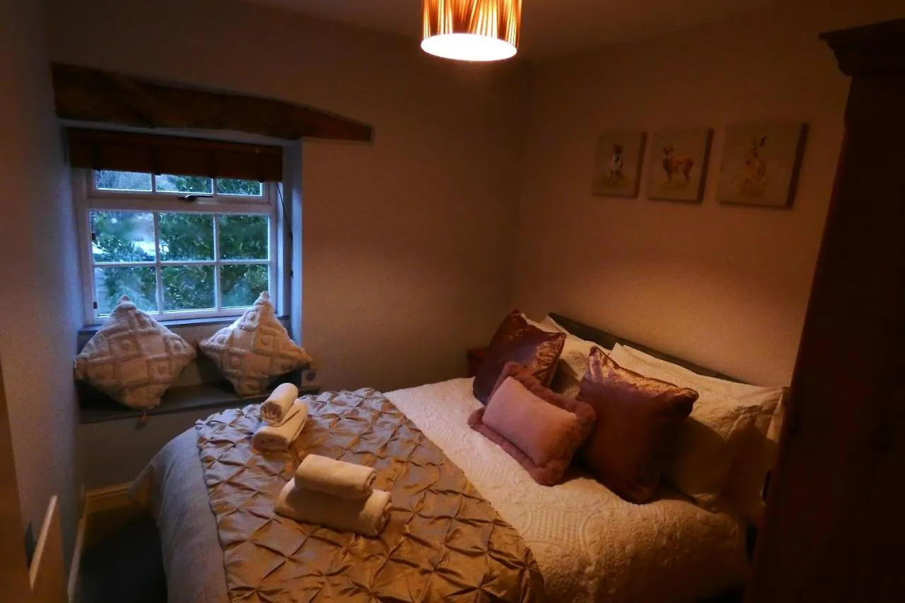 Redfearn Cottage Apperley Bridge
