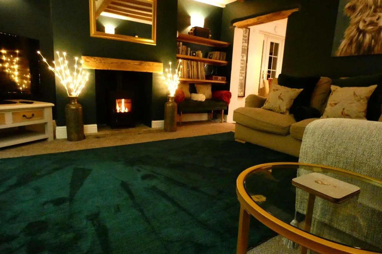 Redfearn Cottage Apperley Bridge 0*,  Великобритания